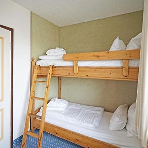 Familien-Zimmer mit zwei Einzelbetten